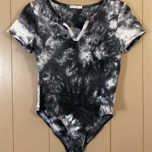 HEART & HIPS V-NECK BODYSUIT BLACK AND WHITE TIE DYE STYLE SNAP BOTTOM SIZE L